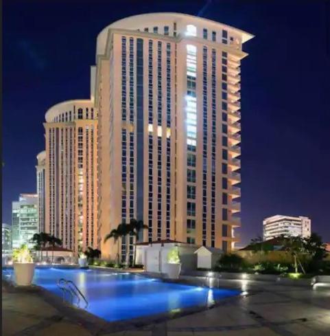 Luxury Bgc Condo In Taguig, Mckinley - Covered Parking And Wifi Free Exterior photo